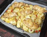Foto del paso 6 de la receta Muslitos de pollo sobre cama de papas y verduras al horno