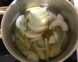Foto del paso 2 de la receta Sopa de miso con cebolla, patata y wakame