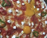 Une image de l'étape 4 de Pizza 🍕 aux 2 poivrons et œufs🥚.