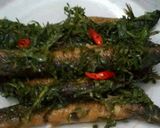 Hình bước làm 5 của món Chạch đồng kho lá nghệ