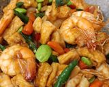 Foto langkah ke 4 dari resep Tumis udang, tahu dan petai.