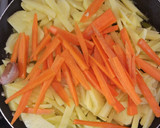 Foto del paso 3 de la receta: Pollo al limón con especias y patatas fritas con zanahorias