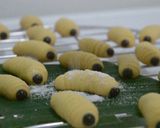 Foto langkah ke 8 dari resep Putri Salju Ulat Daun | Crunchy Kacang Mede.