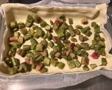 Une image de l'étape 2 de Tarte rhubarbe pomme aux pralines roses.