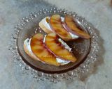 Une image de l'étape 5 de Tartine pêche fromage et miel 🥖🍑🧀🍯.
