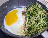 รูปขั้นตอนการทำที่ 3 ของ ต้นอ่อนทานตะวันผัดไข่ โลว์คาร์บ