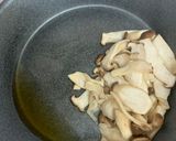 Hình bước làm 4 của món Nui rong nho xào ức gà - nấm tỏi [Eat clean - Lose weight]