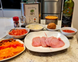 Foto del paso 1 de la receta: Filetes de cerdo en salsa de tomate y pimientos con patatas
