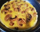 Une image de l'étape 2 de Omelette aux champignons et emmental.