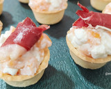 Foto del paso 3 de la receta: Canapé de queso cottage con caqui y jamón de pato