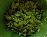 Foto langkah ke 1 dari resep Oseng Pare Pedas.