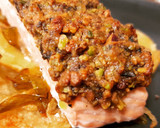 Foto del paso 8 de la receta: Salmón con costra de pistachos y patatas a lo pobre