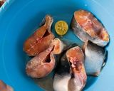 Foto langkah ke 1 dari resep Patin Bumbu Kuning.