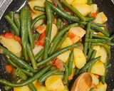 Foto del passaggio 6 della ricetta Fagiolini/Cornetti in umido saporiti con patate