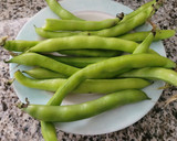 Foto del paso 1 de la receta: Paella de habas tiernas con su vaina