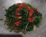 Foto langkah ke 3 dari resep Tumis Kangkung dengan Telur Ceplok.
