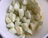 Une image de l'étape 1 de Salade de fruits pommes melon menthe vanille citron.