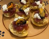 Foto del passaggio 5 della ricetta Friselline con puré di fave, tartare di tonno, cozze e burrata