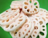Hình bước làm 1 của món Chè Trứng Cút Hầm Củ Sen