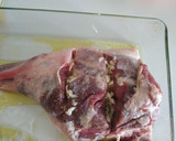 Foto del paso 3 de la receta: Pierna de cordero asado con patatas a lo pobre