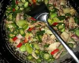 Foto langkah ke 3 dari resep Tumis Cumi Asin Petai Cabe Ijo.