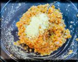Foto del passaggio 3 della ricetta Polpettine di Salmone, Patate e Carote al forno su insalata con salsa allo yogurt