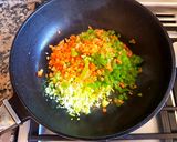 Foto del paso 2 de la receta: Arroz jardinero con mariscos