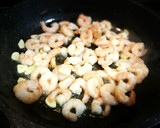 Foto del paso 1 de la receta: Colas de gambas en salsa blanca al tomillo limonero