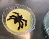 Une image de l'étape 7 de Crèmes « araignées » pistache et pruneaux.