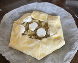 Foto del paso 4 de la receta: Galette de queso de cabra, setas y cebolla caramelizada
