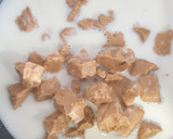 Foto del paso 4 de la receta: Tarta de turrón semifría sin horno y sin huevo
