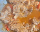 Foto del paso 3 de la receta: Bifecitos de bondiola a la cerveza y más compañía