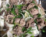 Hình bước làm 3 của món Ba rọi bò xào củ hành