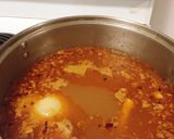 A picture of step 2 of Bún bò Huế.
