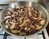 Une image de l'étape 1 de Des pâtes aux champignons et lardons à la sauce tomates.