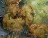 A picture of step 4 of Moong dal pakodi.