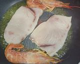 Foto del paso 2 de la receta: Pez espada en salsa picante verde con champiñones y gamba