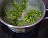 Foto langkah ke 2 dari resep Tumis bunga pepaya kangkung.