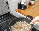 Foto langkah ke 3 dari resep Sup Bakso Jamur.