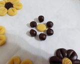 Foto del passaggio 5 della ricetta Biscotti fiore bicolore