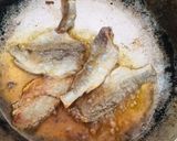 Hình bước làm 2 của món Canh chua tômCá khô đù chiênRau muống xào tỏi