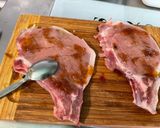 Une image de l'étape 5 de Côtes de porc marinées au chutney et persil grillées à la plancha.