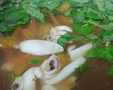 Hình bước làm 3 của món Canh cà chua nấu mực