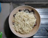 Foto langkah ke 5 dari resep Mie Goreng Jamur Kuping.