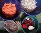 Foto langkah ke 1 dari resep Tumis oseng-oseng wortel tauge.