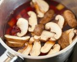 Hình bước làm 2 của món 🌱 Canh Củ Dền Nấm Hương Tươi (Vegan)