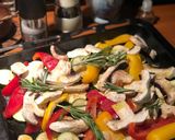 Ropogós csirkecomb, hagymás-szalonnás burgonyával és párolt zöldséggel recept fázis 3 fotója