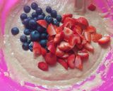 Foto del paso 3 de la receta: Budín de frutillas y arándanos!! 🍓🫐