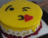 A picture of step 5 of Emoji Rasmalai Cake.