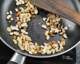 ખજૂર ડ્રાયફ્રુટ ચીકી (Dates Dryfruit Chikki Recipe In Gujarati) રેસીપી સ્ટેપ2ફોટો